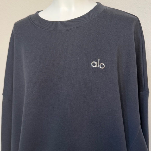 ALO Yoga Accolade Crew Neck Pullover Sweater in Anthracite - Picture 4 of 8